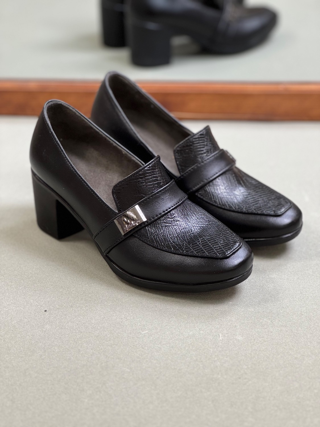 کفش طبی زنانه مدل پلاک پاشنه 5 سانتی