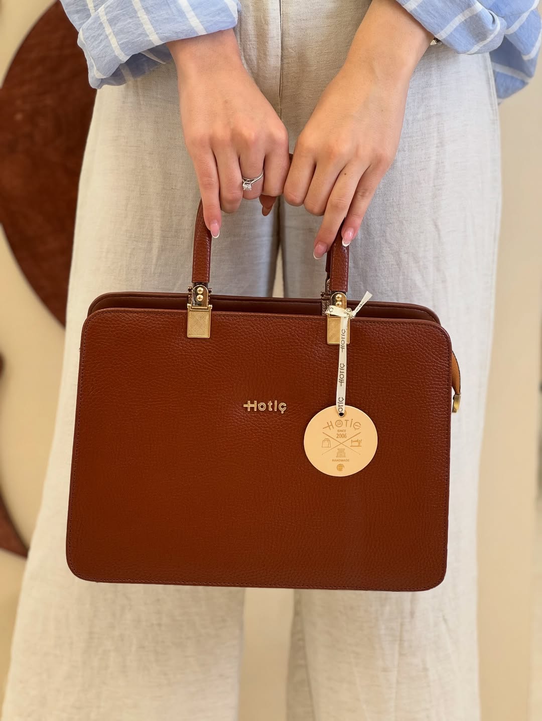 کیف زنانه مربعی رسمی چرم ترکیبی یراق وارداتی عسلی