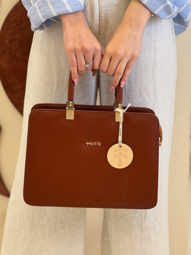 کیف زنانه مربعی رسمی چرم ترکیبی یراق وارداتی عسلی