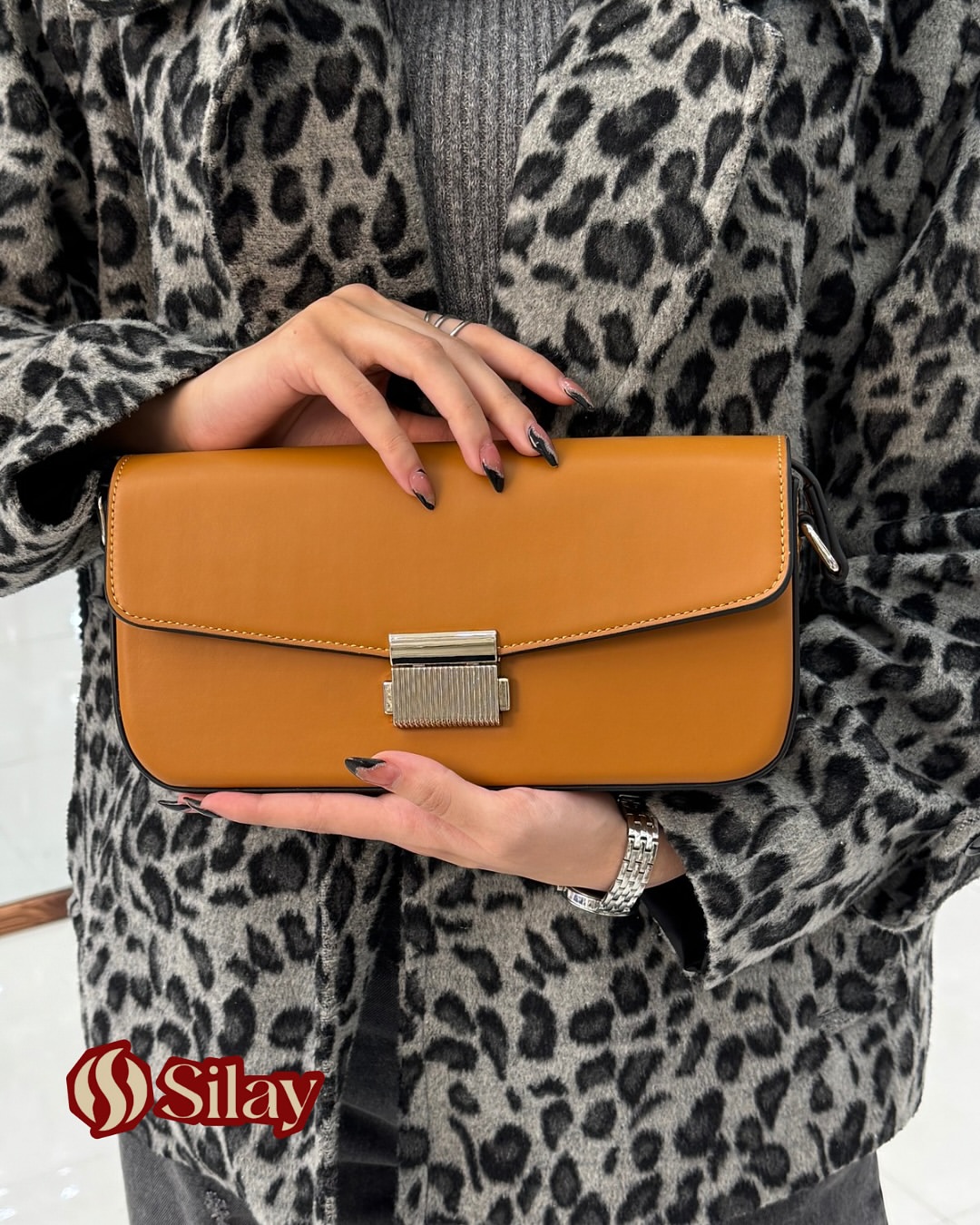 کیف چرم وارداتی زنانه دوشی مدل لیدوما عسلی