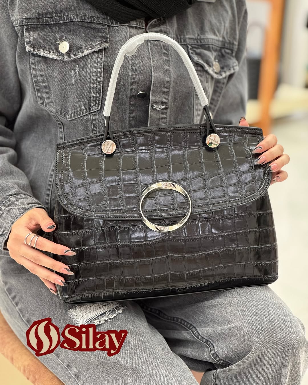 کیف زنانه چرم وارداتی یراق دایره ای مدل سلین مشکی سنگی