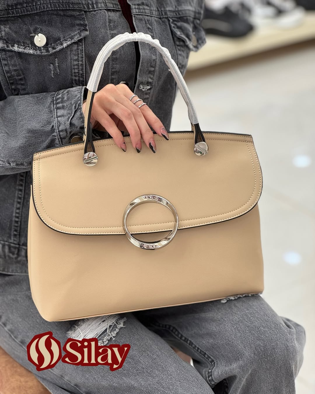 کیف زنانه چرم وارداتی یراق دایره ای مدل سلین کرم