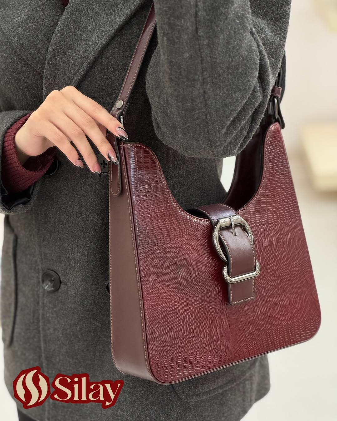 کیف چرم طبیعی زنانه دیبا مدل کمربندی دوشی زرشکی