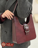 کیف چرم طبیعی زنانه دیبا مدل کمربندی دوشی زرشکی