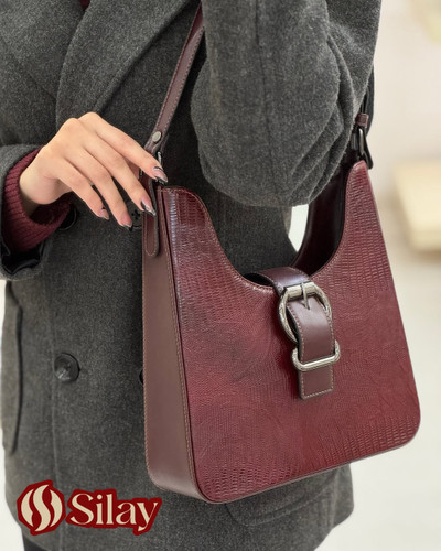 کیف چرم طبیعی زنانه دیبا مدل کمربندی دوشی زرشکی