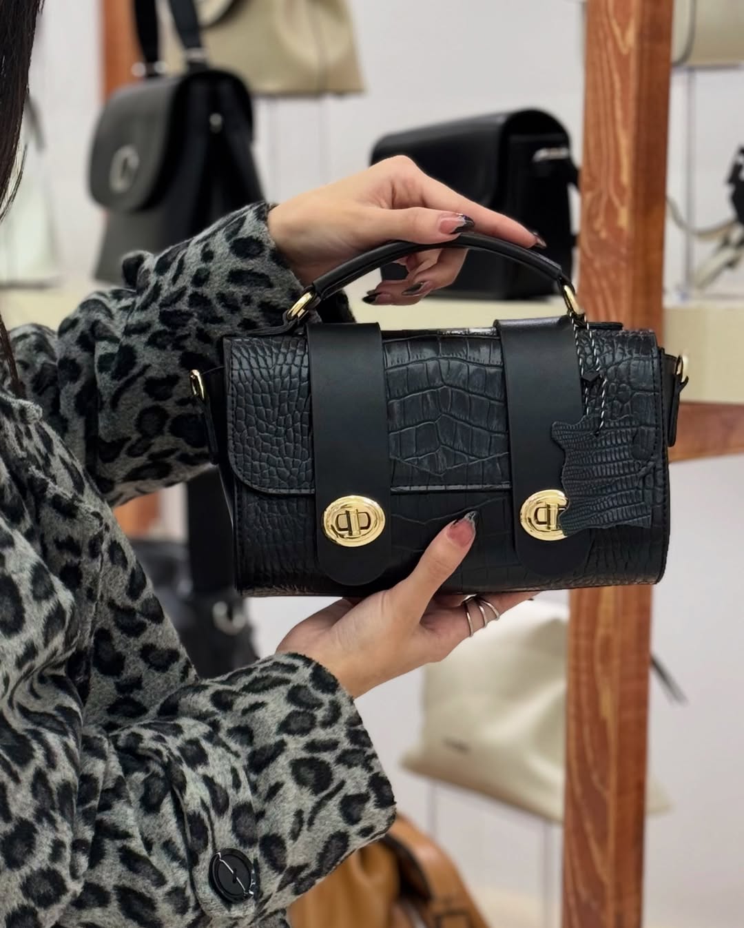 کیف چرم طبیعی دستی زنانه مشکی