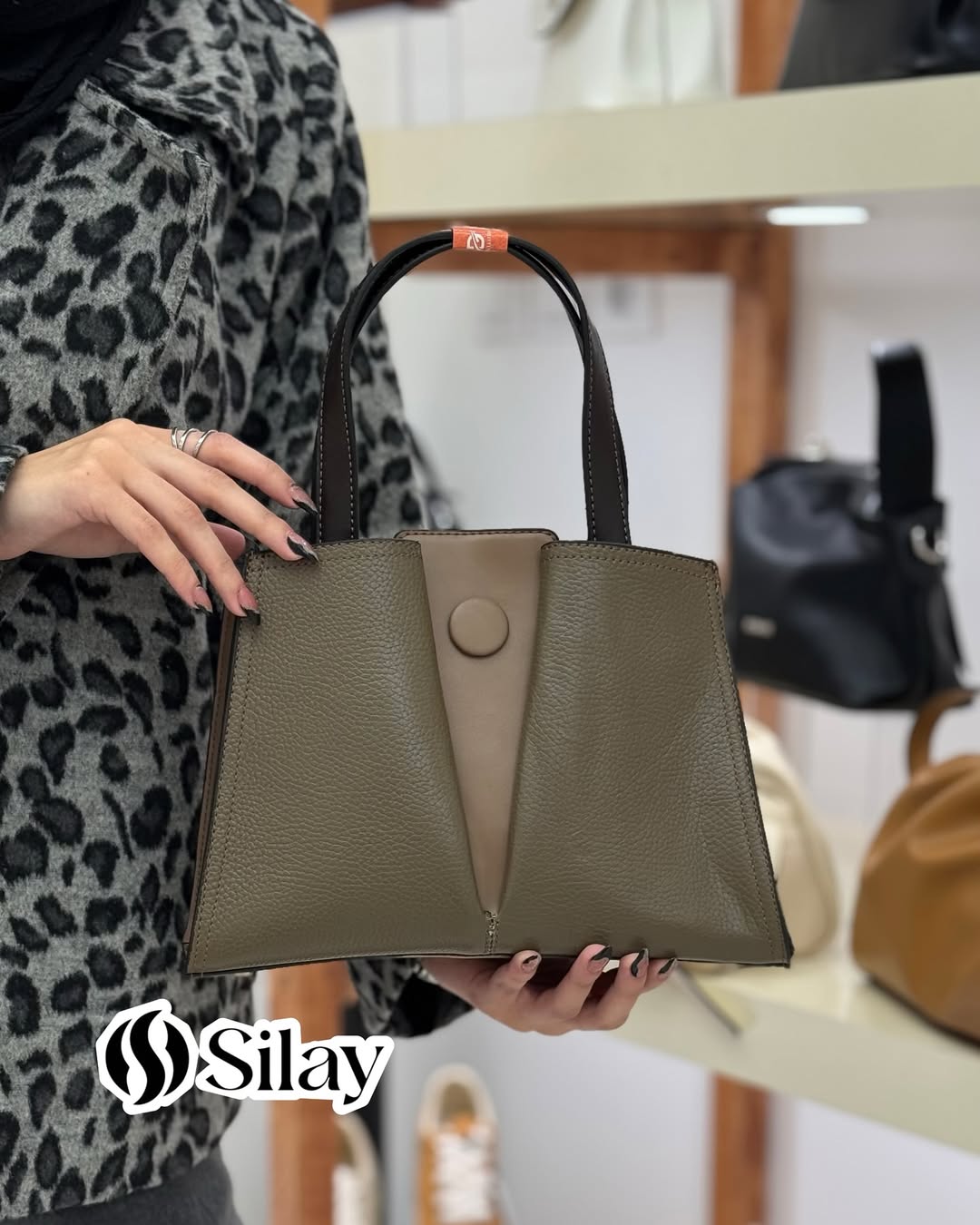 کیف چرم طبیعی زنانه دیبا مدل دکه ای رنگ کرم