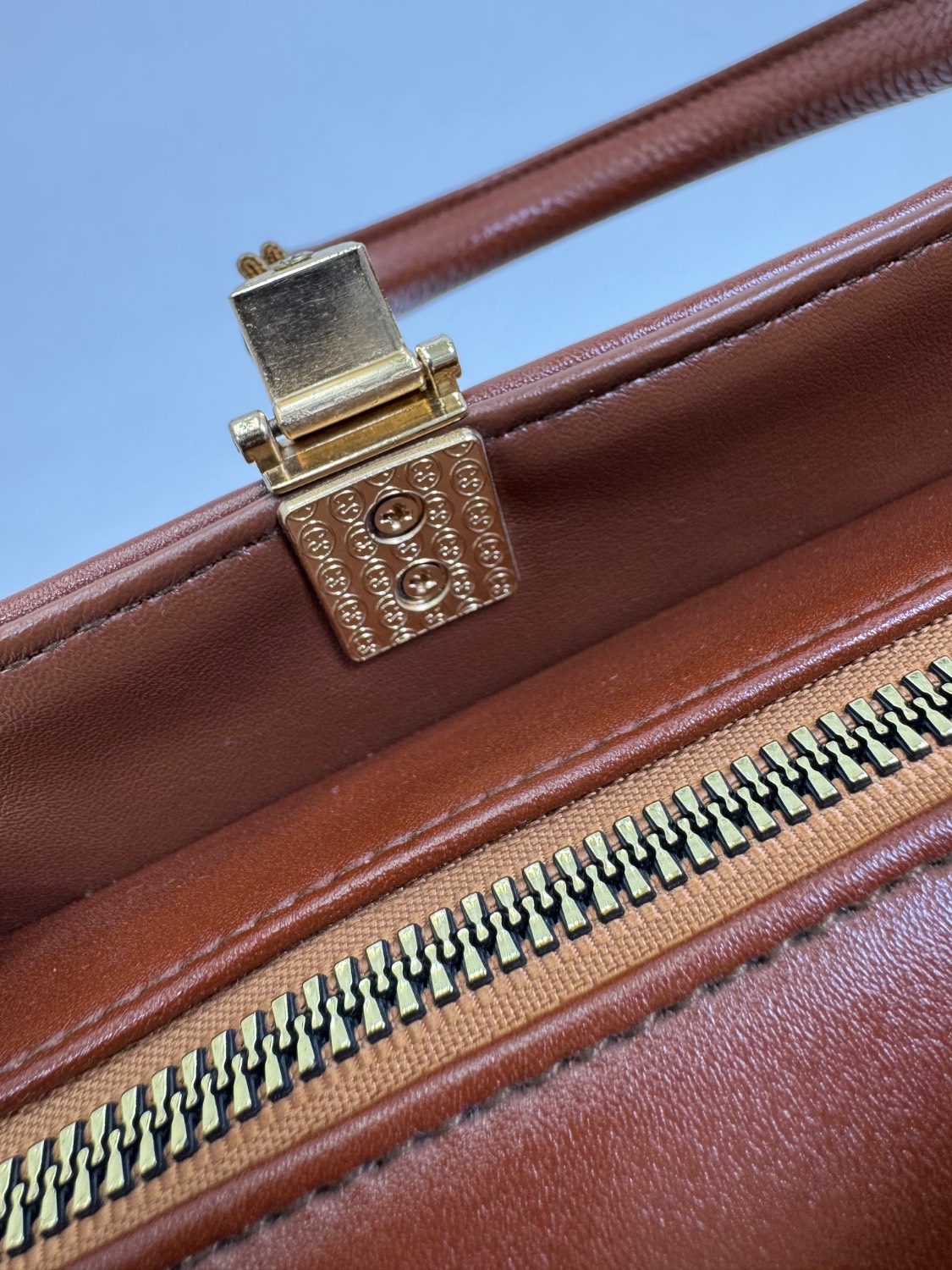 کیف زنانه مربعی رسمی چرم ترکیبی یراق وارداتی عسلی