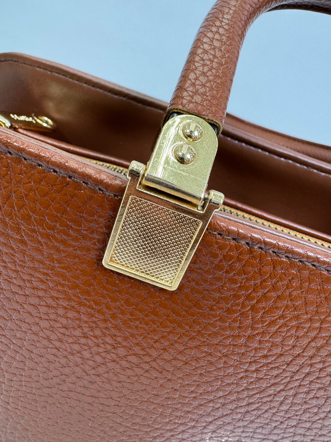 کیف زنانه مربعی رسمی چرم ترکیبی یراق وارداتی عسلی