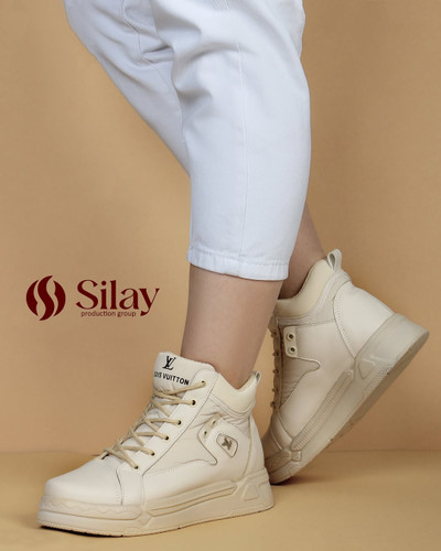 اسپورت نیم ساق دخترانه LV رنگ کرم