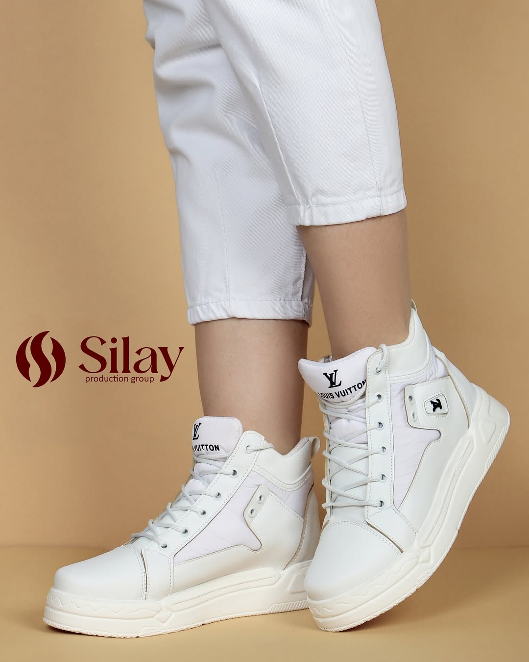 اسپورت نیم ساق دخترانه LV رنگ سفید
