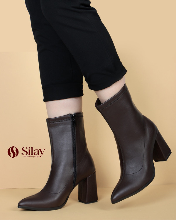 نیم بوت زنانه پاشنه دار مدل کلاسیک قهوه ای با زیپ جانبی