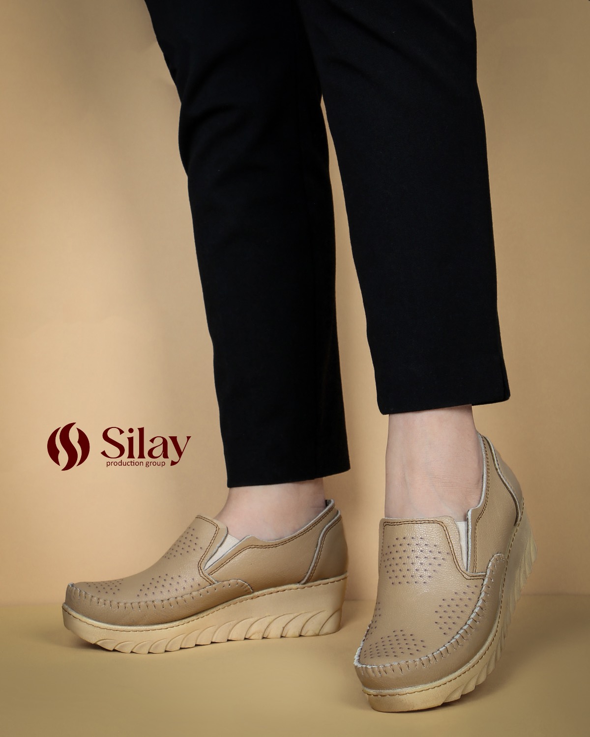 کفش زنانه طبی چرم طبیعی دست‌دوز لژدار | مدل دور دوخت رنگ کرم