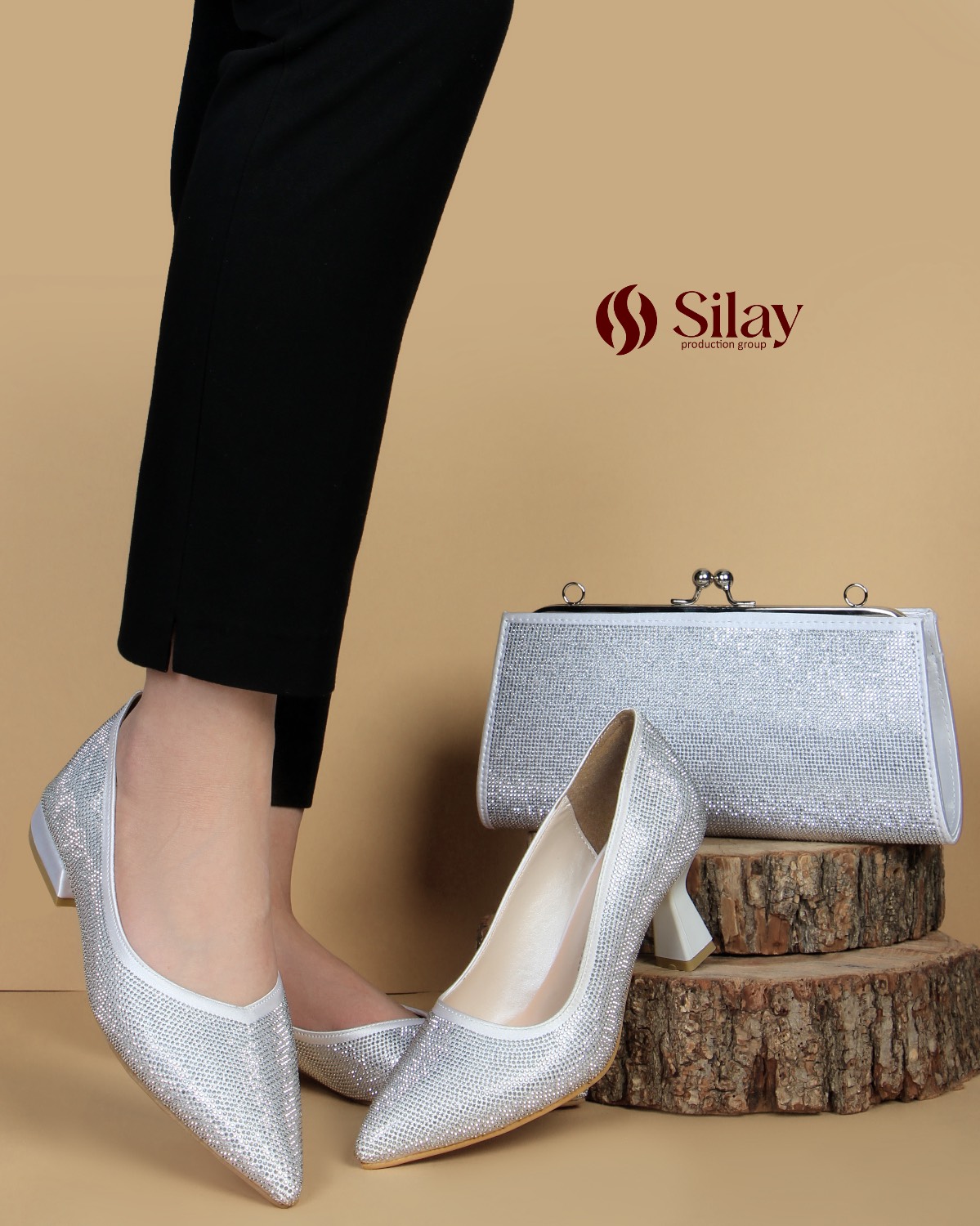 کفش زنانه نگین‌دار پاشنه ۷ سانتی شیک و مجلسی سفید نقره ای