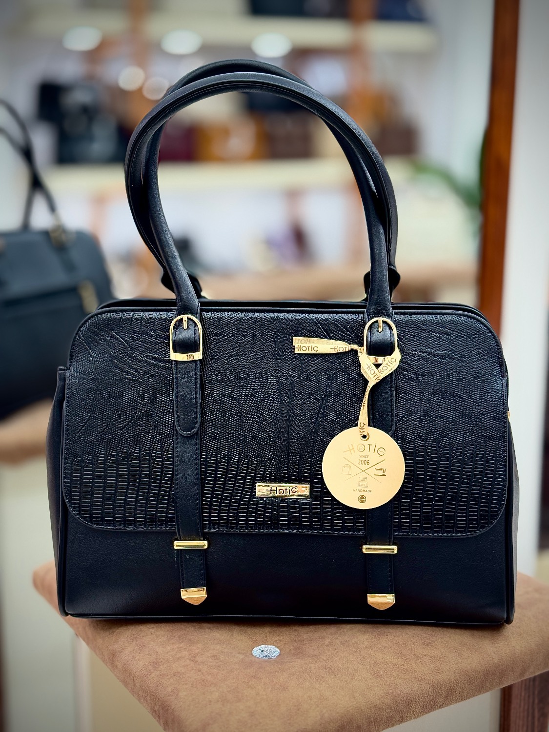 کیف زنانه هاتیج مدل یراق کمربندی با بند بلند مشکی لیزارد