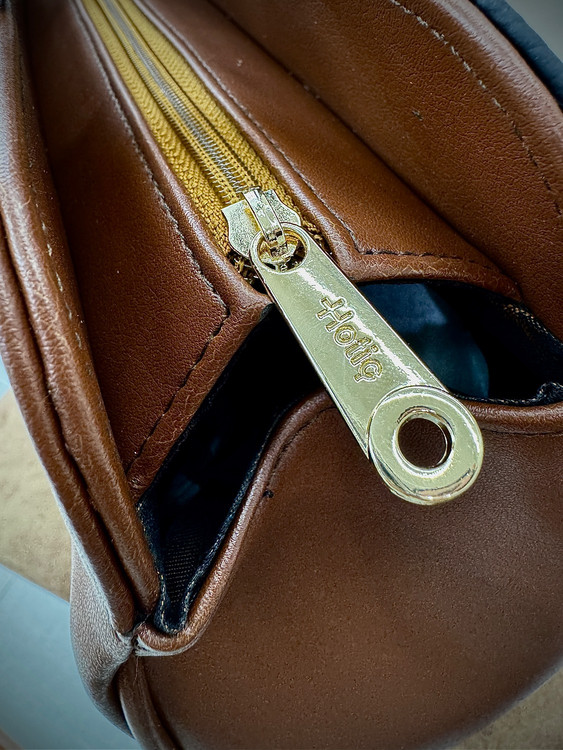 کیف زنانه هاتیج مدل یراق کمربندی با بند بلند عسلی