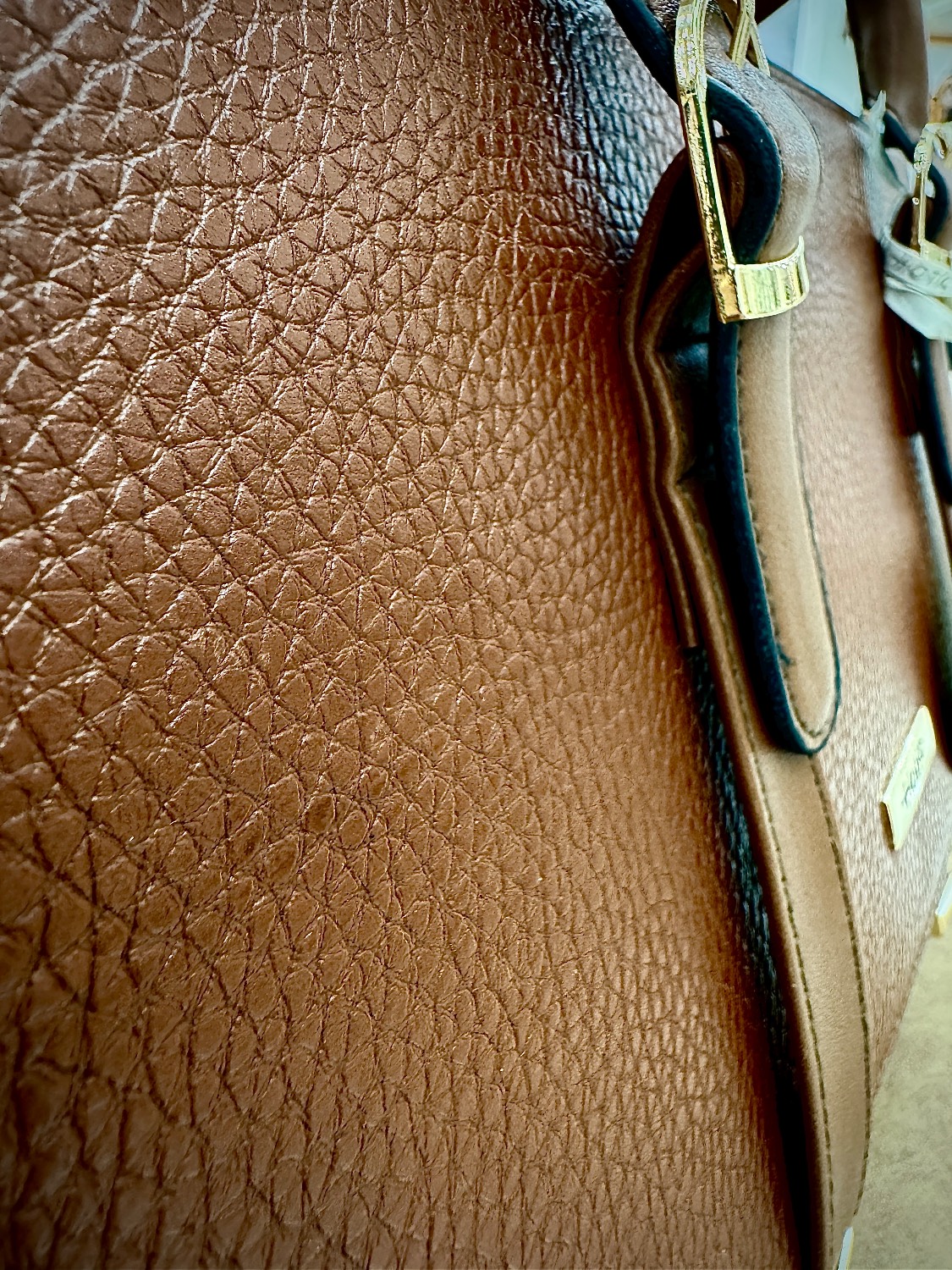 کیف زنانه هاتیج مدل یراق کمربندی با بند بلند عسلی