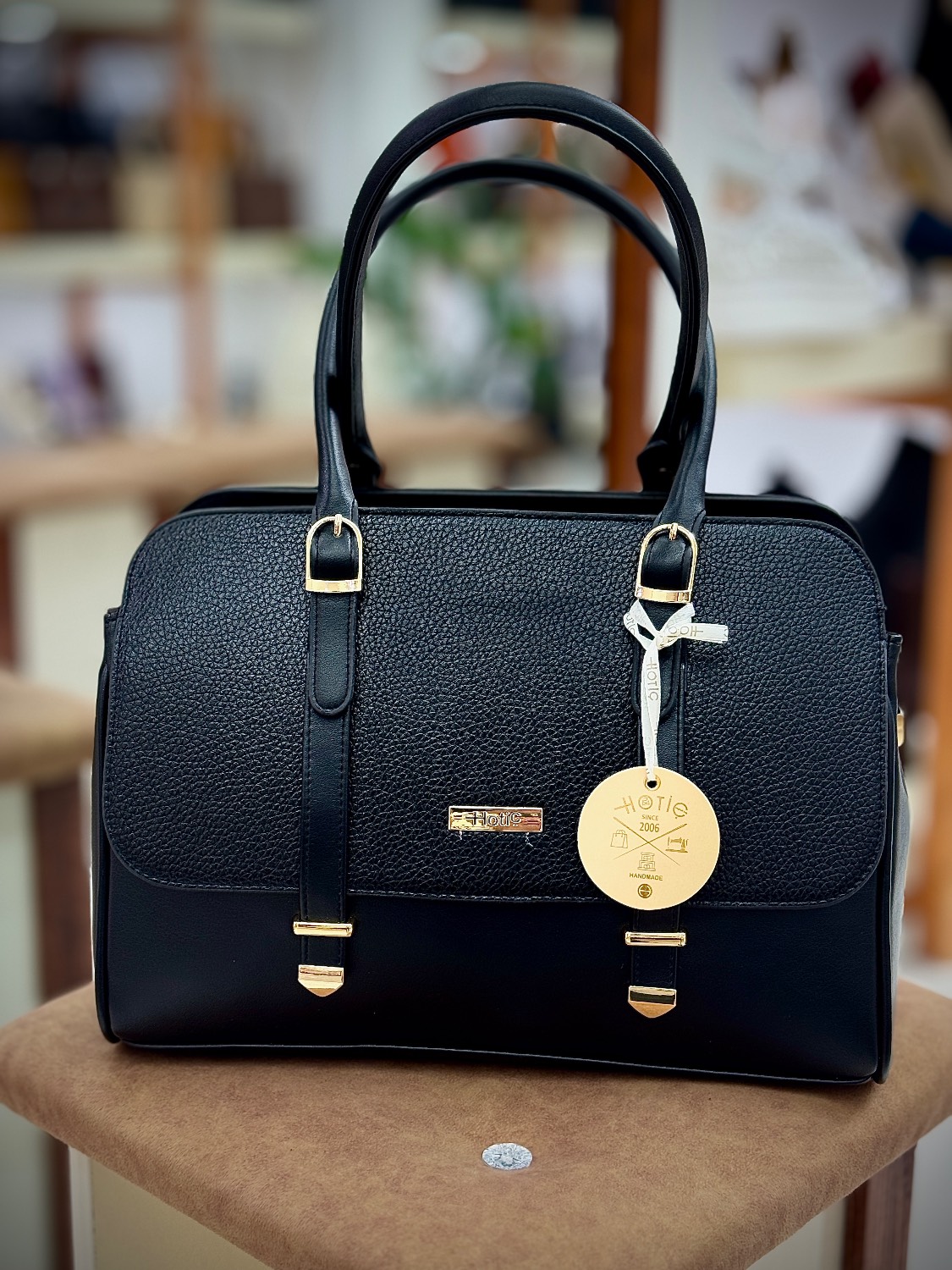 کیف زنانه هاتیج مدل یراق کمربندی با بند بلند مشکی فلوتر