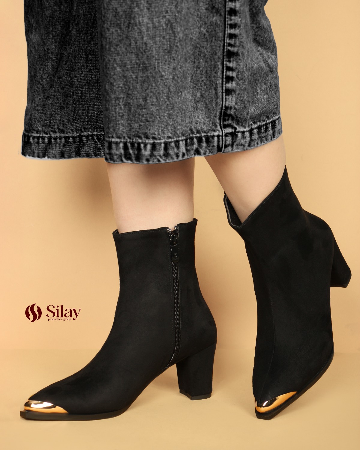 نیم بوت زنانه سوئیت وارداتی | نوک طلایی | پاشنه ۷ سانتی | ساق ۲۱ سانتی | مشکی