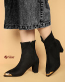 نیم بوت زنانه سوئیت وارداتی | نوک طلایی | پاشنه ۷ سانتی | ساق ۲۱ سانتی | مشکی