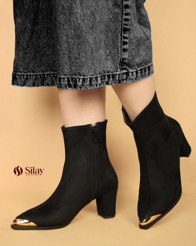 نیم بوت زنانه سوئیت وارداتی | نوک طلایی | پاشنه ۷ سانتی | ساق ۲۱ سانتی | مشکی