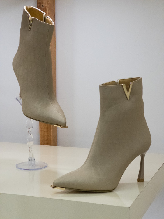 نیم بوت زنانه ترک طرح لویی ویتون با رویه وارداتی مشکی، پاشنه ۹ سانتی داخل فلزی و زیره دافوس بژ