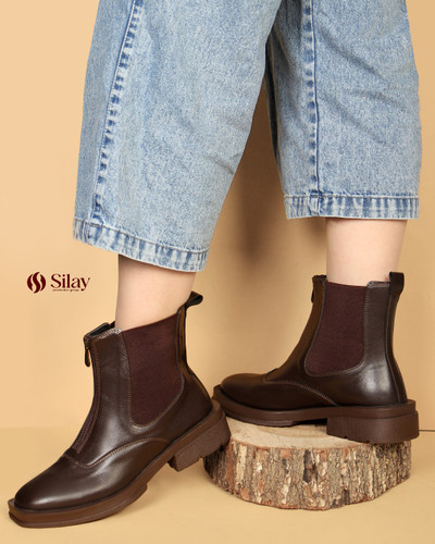 نیم بوت زنانه چرمی قهوهای با کش گرم بالا و زیره شکلاتی