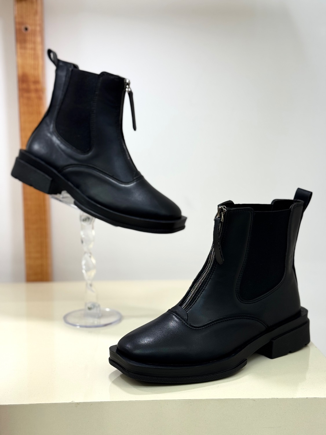 نیم بوت زنانه چرمی مشکی با کش گرم بالا و زیره شکلاتی