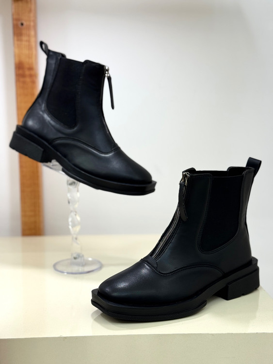 نیم بوت زنانه چرمی مشکی با کش گرم بالا و زیره شکلاتی