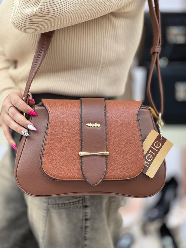 کیف زنانه کراسبادی هاتیج | رویه ترکیبی با یراق ضمانتدار رنگ عسلی