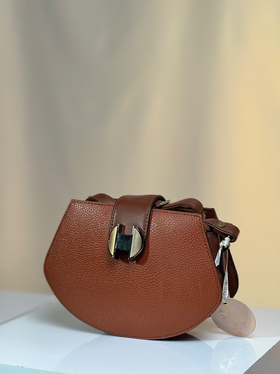 کیف زنانه دوشی مدل یراق H برند هاتیج رنگ بندی طوسی | عسلی