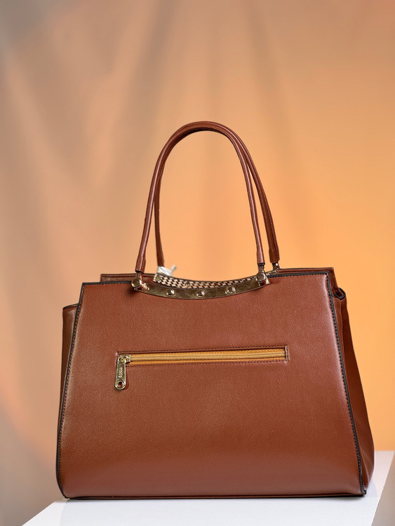 کیف زنانه چرم وارداتی برند هاتیج کد 312 رنگ بندی عسلی