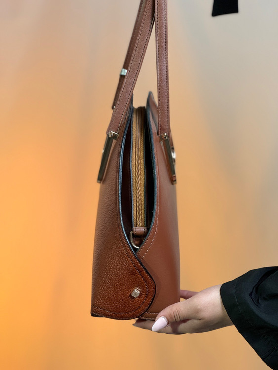 کیف زنانه چرم صنعتی وارداتی برند هاتیج کد 300 رنگبندی عسلی