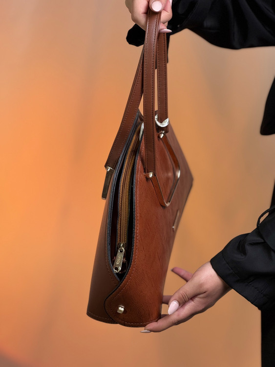 کیف زنانه چرم صنعتی وارداتی برند هاتیج کد 300 رنگبندی عسلی