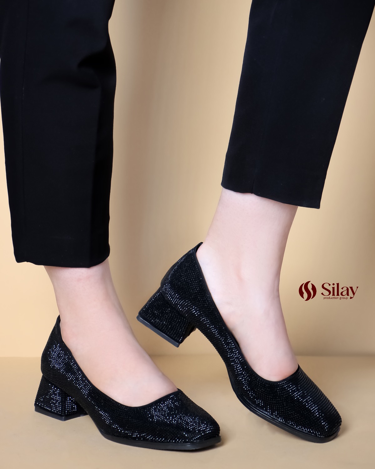 کفش زنانه پاشنه 4 سانتی مدل تمام نگین جلو مربعی رنگ مشکی