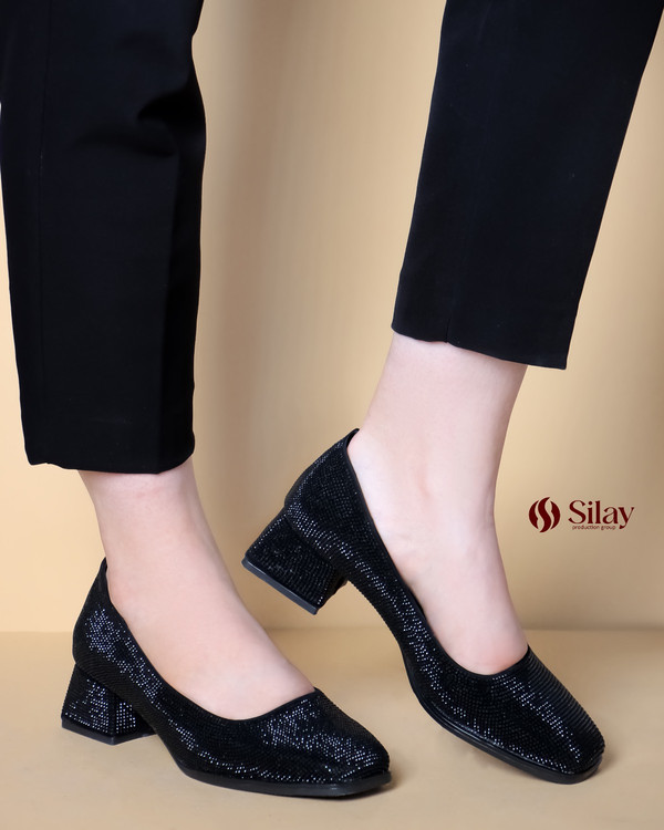 کفش زنانه پاشنه 4 سانتی مدل تمام نگین جلو مربعی رنگ مشکی