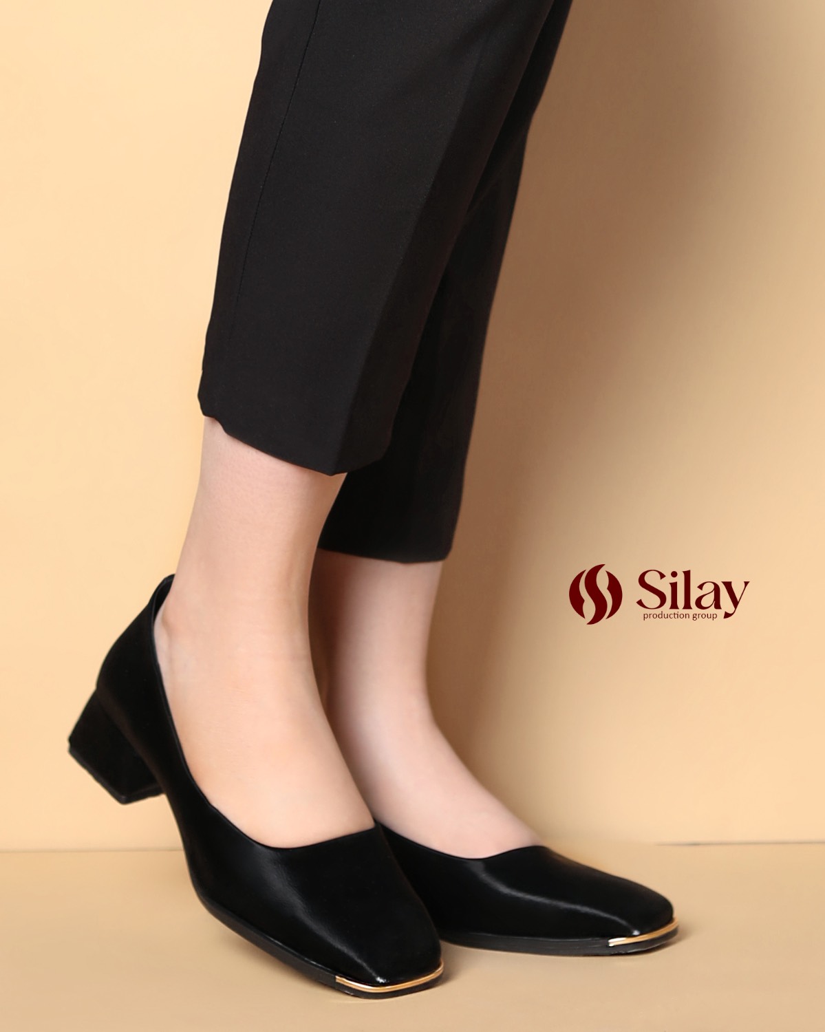 کفش زنانه پاشنه 4 سانتی مدل جلو مربعی طلایی رنگ مشکی