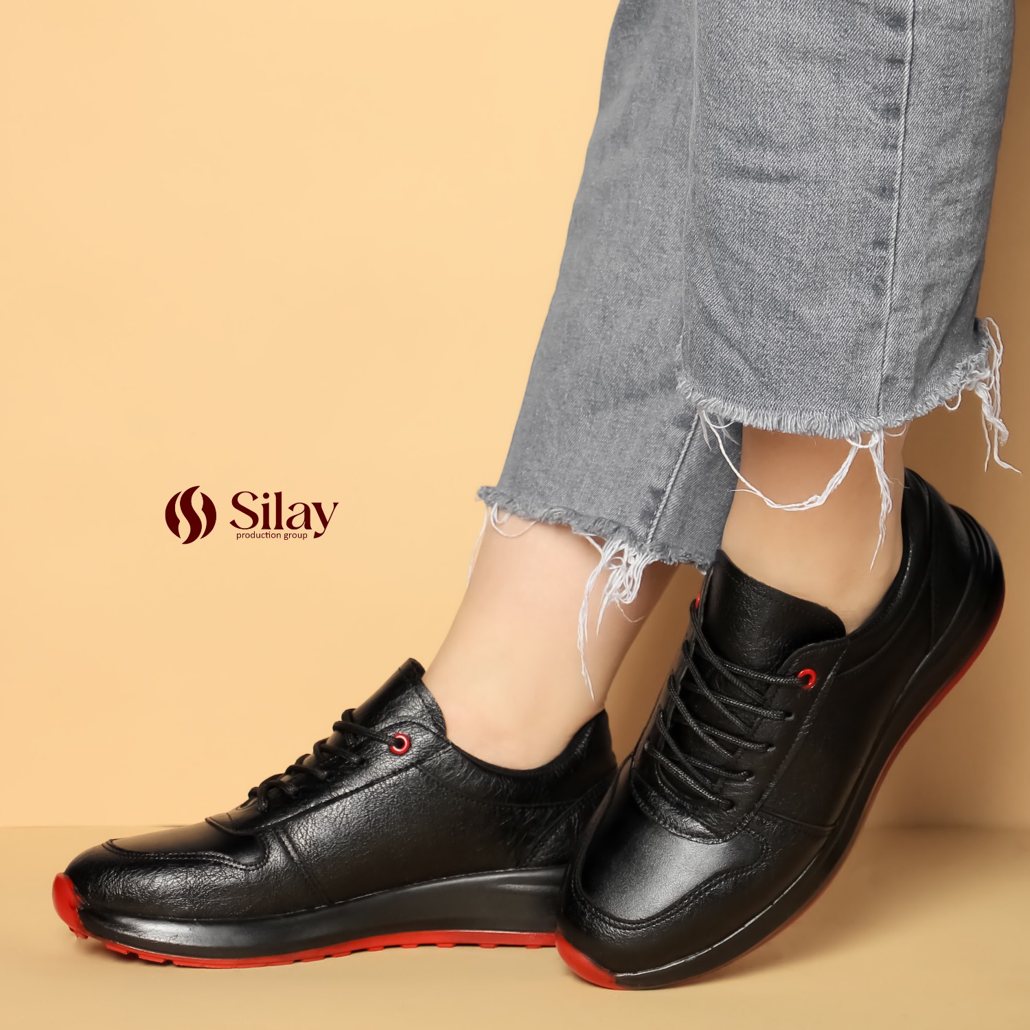 کفش اسپورت زنانه پشت چرم رویه دوخت | رنگ مشکی با زیره قرمز