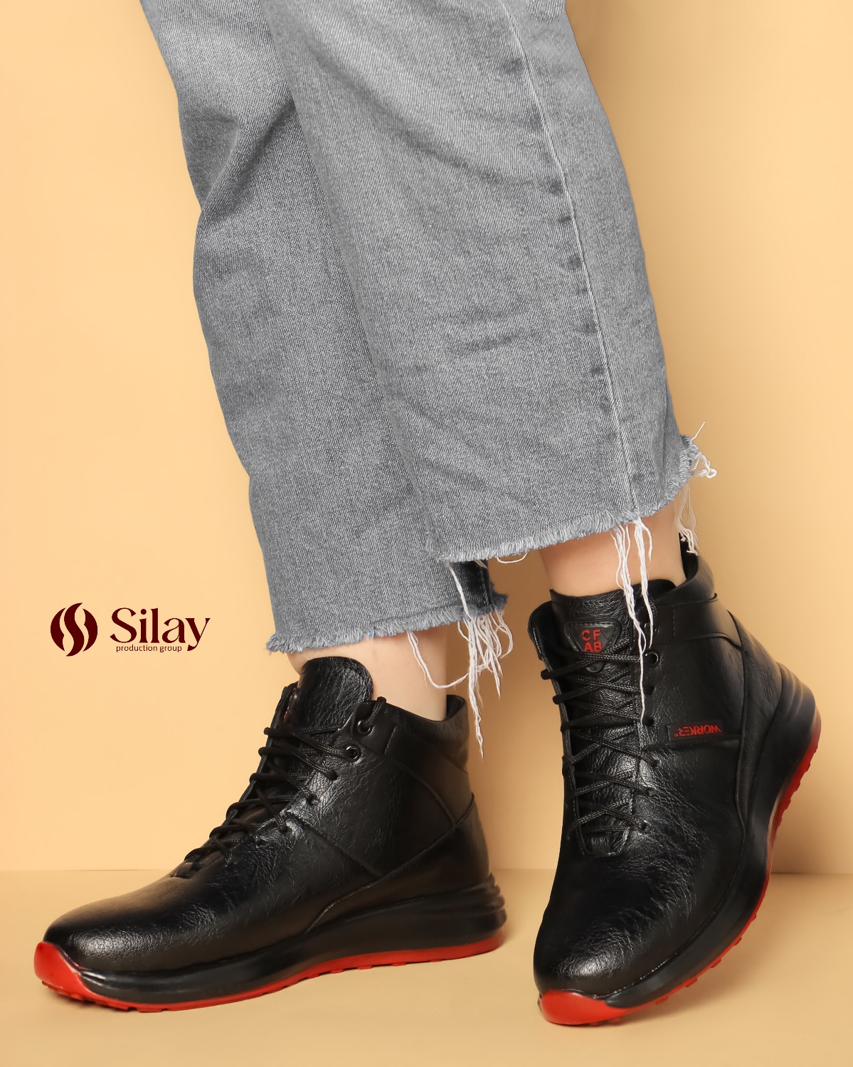 کفش اسپورت زنانه پشت چرم رویه ساده نیم ساق | رنگ مشکی زیره قرمز