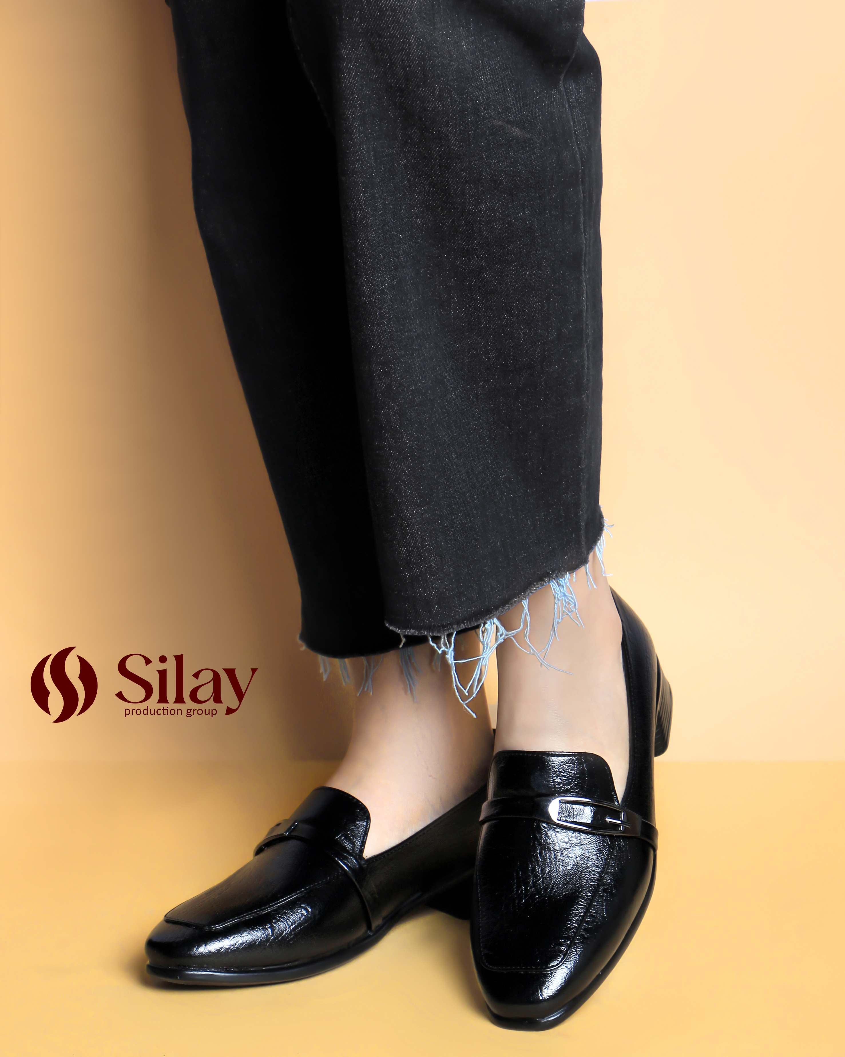 کفش طبی زنانه پاشنه سه سانتی مدل یراق کمربندی رنگ مشکی