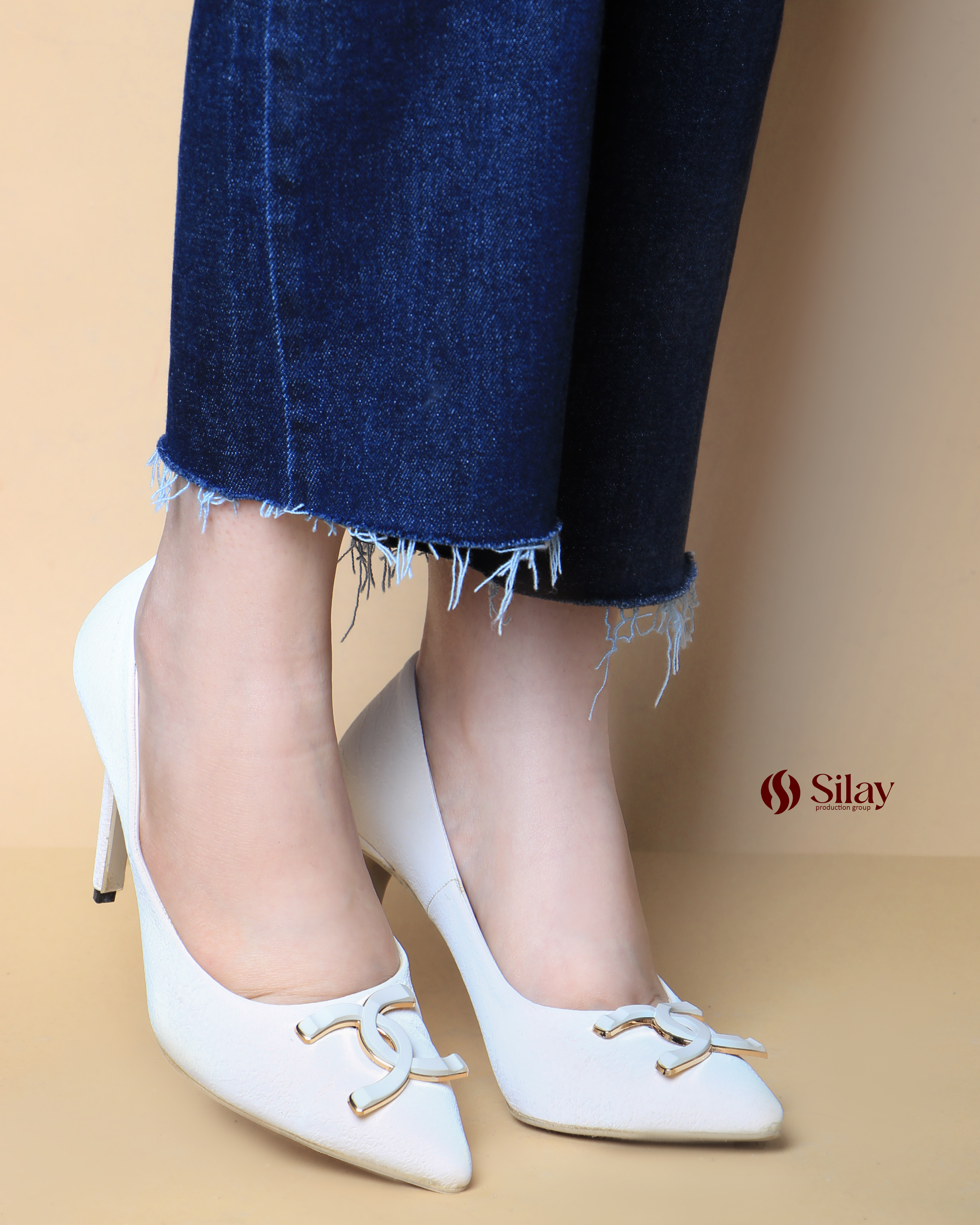 کفش مجلسی زنانه پاشنه 10 سانتی یراق شنل رنگ کرم